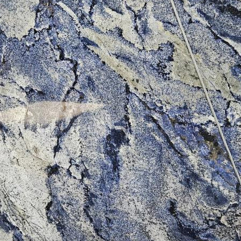 Azul Bahia granitflise — intens royalblå baggrund med hvide feldspatpletter og fine sorte mineraler
