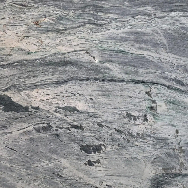Blue Fusion natursten flise — bølgende blå, grå og hvid tekstur med parallelle geologiske lag