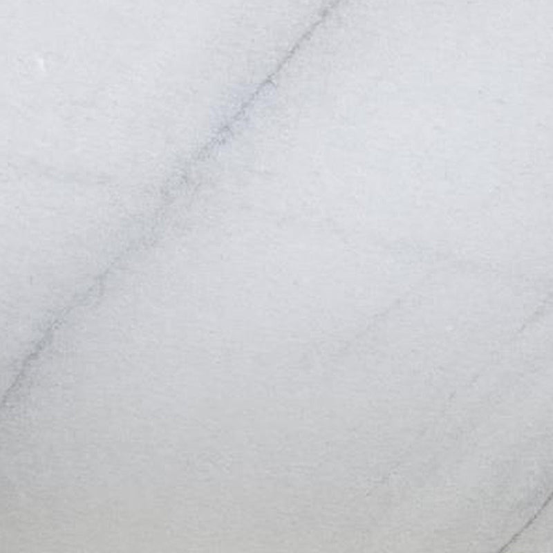 Calacatta Snow marmorflise — ren snehvid baggrund med enkelt fin lysegrå diagonal åre