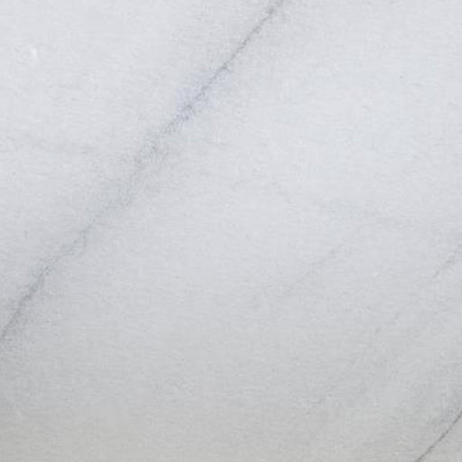 Calacatta Snow marmorflise — ren snehvid baggrund med enkelt fin lysegrå diagonal åre