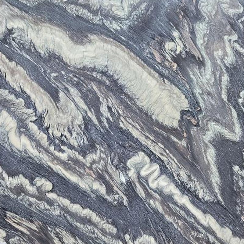 Cipollino Rosso marmorflise — blågrå og creme baggrund med bølgende parallelle geologiske lag