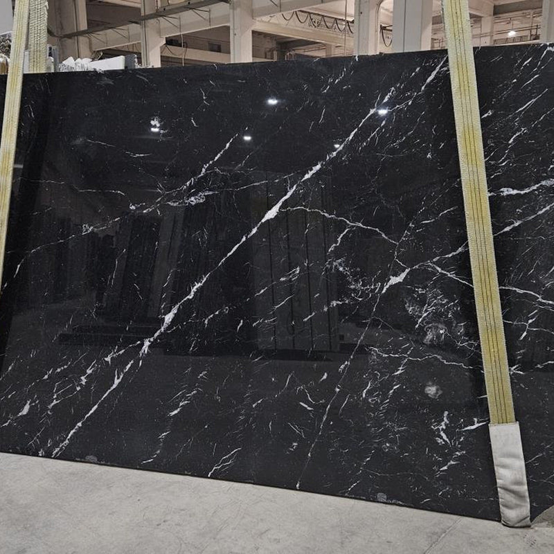 Nero Marquina marmorplade — dyb ensartet sort baggrund med fine klare hvide årer poleret finish