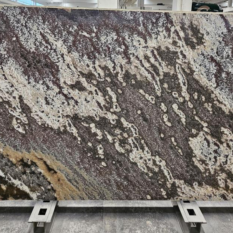 Onyx Black plade — dyb mørkebrun og sort baggrund med brede diagonale årer i hvid, creme og varme brune undertoner poleret finish