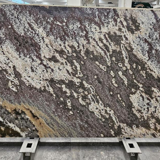 Onyx Black plade — dyb mørkebrun og sort baggrund med brede diagonale årer i hvid, creme og varme brune undertoner poleret finish