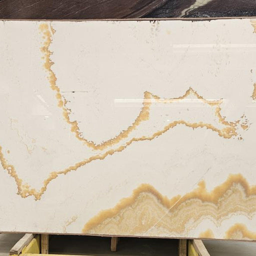 Onyx Light White plade — ren hvid og creme baggrund med dramatiske gyldne og honningfarvede bølgende årer poleret finish