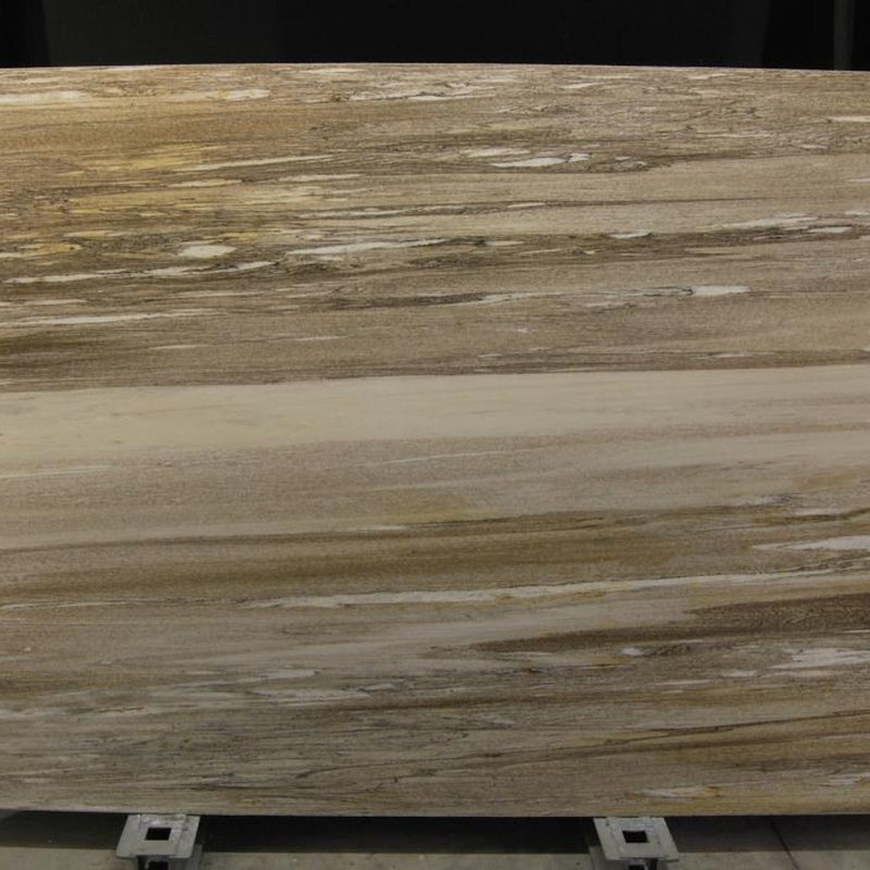 Desert quartziteplade — cremebeige baggrund med bløde brune og gyldne horisontale ørkensandlag poleret finish