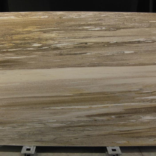 Desert quartziteplade — cremebeige baggrund med bløde brune og gyldne horisontale ørkensandlag poleret finish