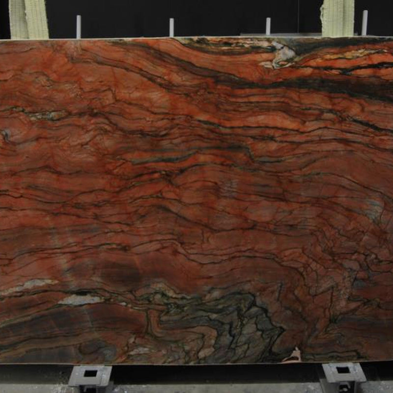 Red Tempesta quartziteplade — brændende rød og kobberfarvet baggrund med dramatiske horisontale flammelag poleret finish