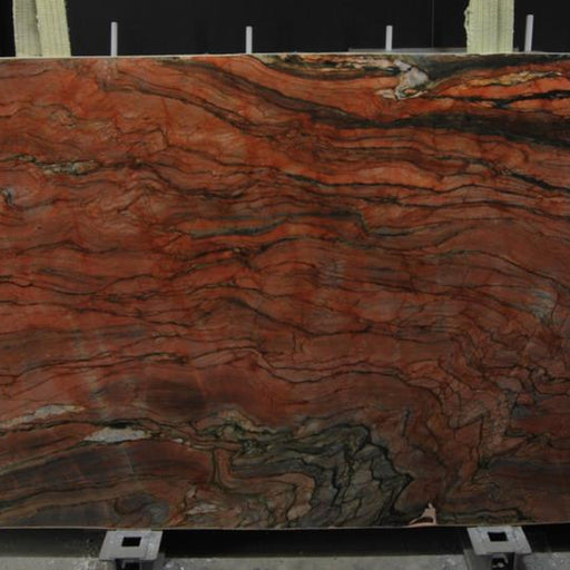 Red Tempesta quartziteplade — brændende rød og kobberfarvet baggrund med dramatiske horisontale flammelag poleret finish