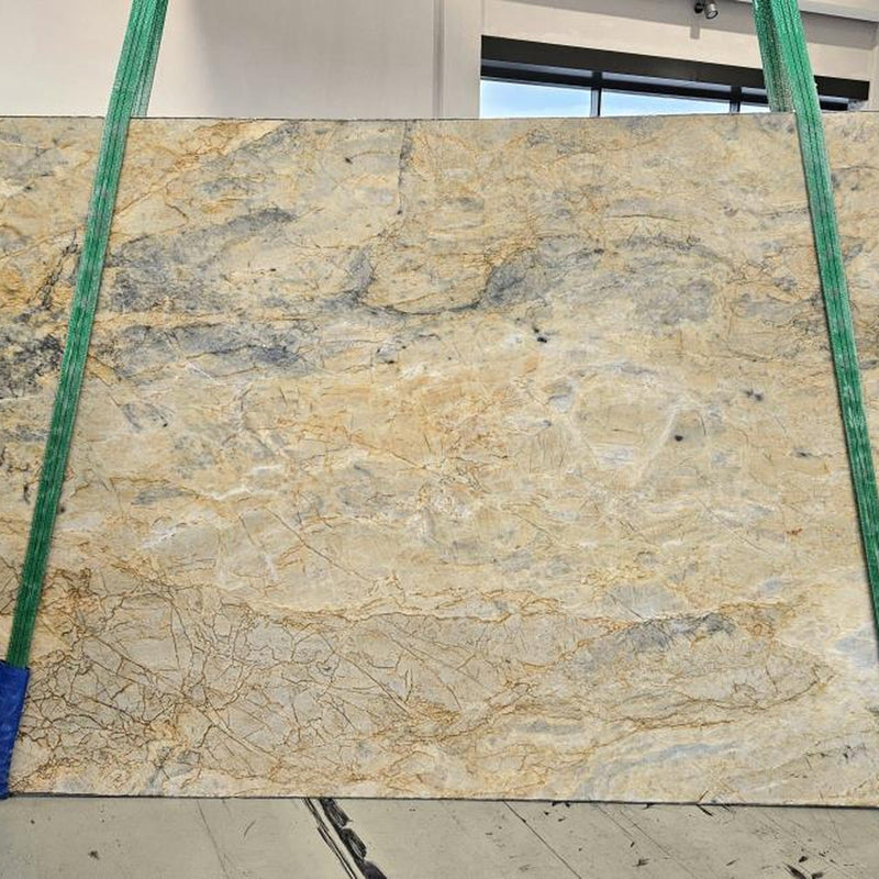 Siena quartziteplade — gylden creme baggrund med bløde grå organiske strejf og rustfarvede årer poleret finish