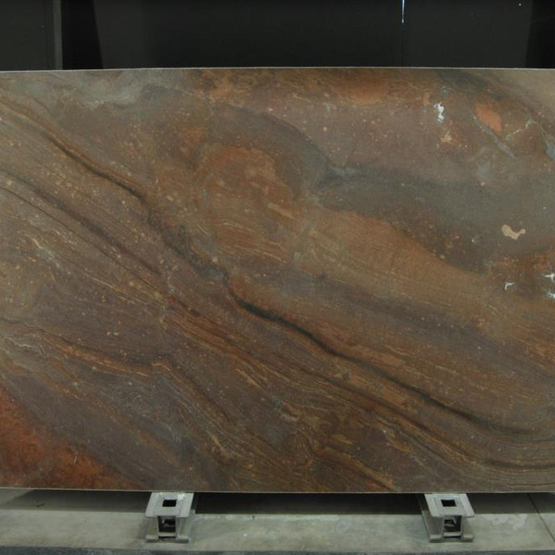 Terra di Siena quartziteplade — dyb terra-brun og kobberfarvet baggrund med rustagtige horisontale flammelag poleret finish