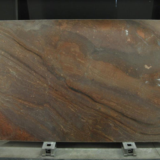 Terra di Siena quartziteplade — dyb terra-brun og kobberfarvet baggrund med rustagtige horisontale flammelag poleret finish