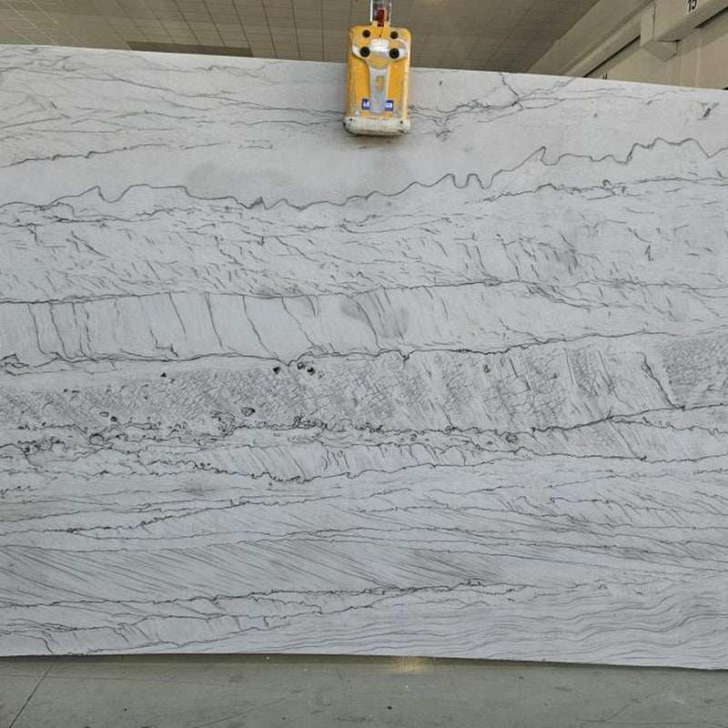 White Silk quartziteplade — ren hvid baggrund med fine silkeagtige grå og sorte horisontale linjer poleret finish