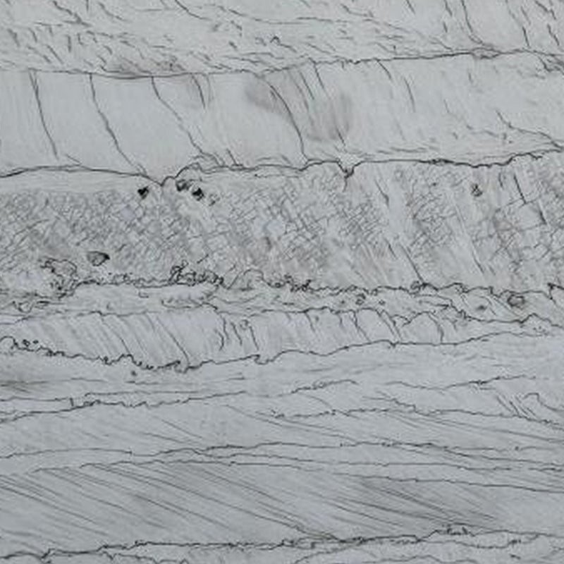 Quartzite White Silk flise — hvid og lysegrå baggrund med fine parallelle horisontale linjer som vævet silke