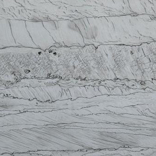 Quartzite White Silk flise — hvid og lysegrå baggrund med fine parallelle horisontale linjer som vævet silke
