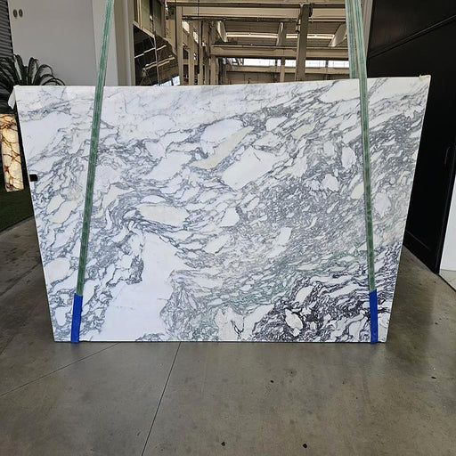 Calacatta Fantastico Arni marmorplade — hvid baggrund med dramatiske grå og antracit årer poleret finish