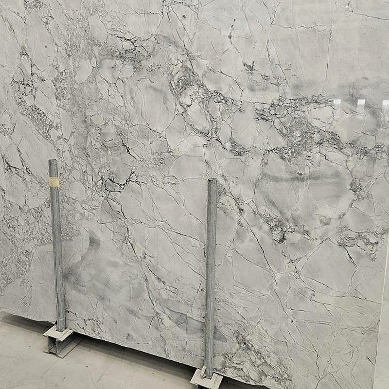 Calacatta Super White marmorplade — blød hvid og creme baggrund med delikate lysegrå skygger poleret finish