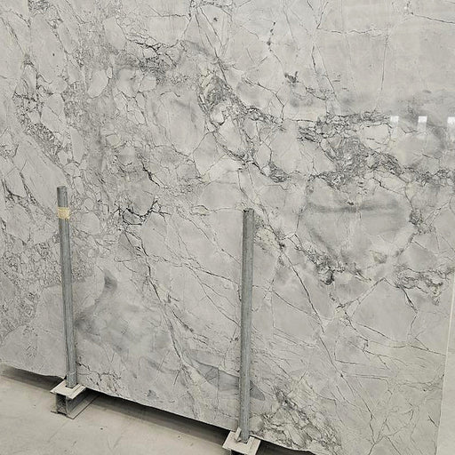 Calacatta Super White marmorplade — blød hvid og creme baggrund med delikate lysegrå skygger poleret finish