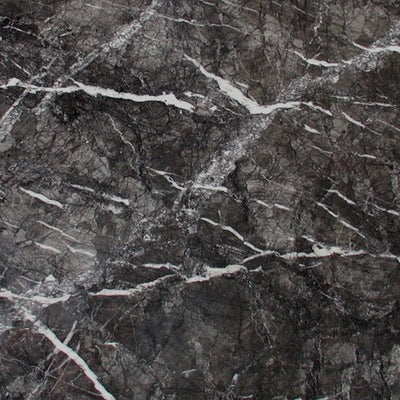 Grigio Carnico natursten flise — dyb antracitgrå til kulsort baggrund med skarpe lyssnehvide årer
