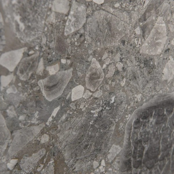 Grigio Perla natursten flise — varierede grå toner med lyse perlemorshvide indlejringer og afrundede fragmenter