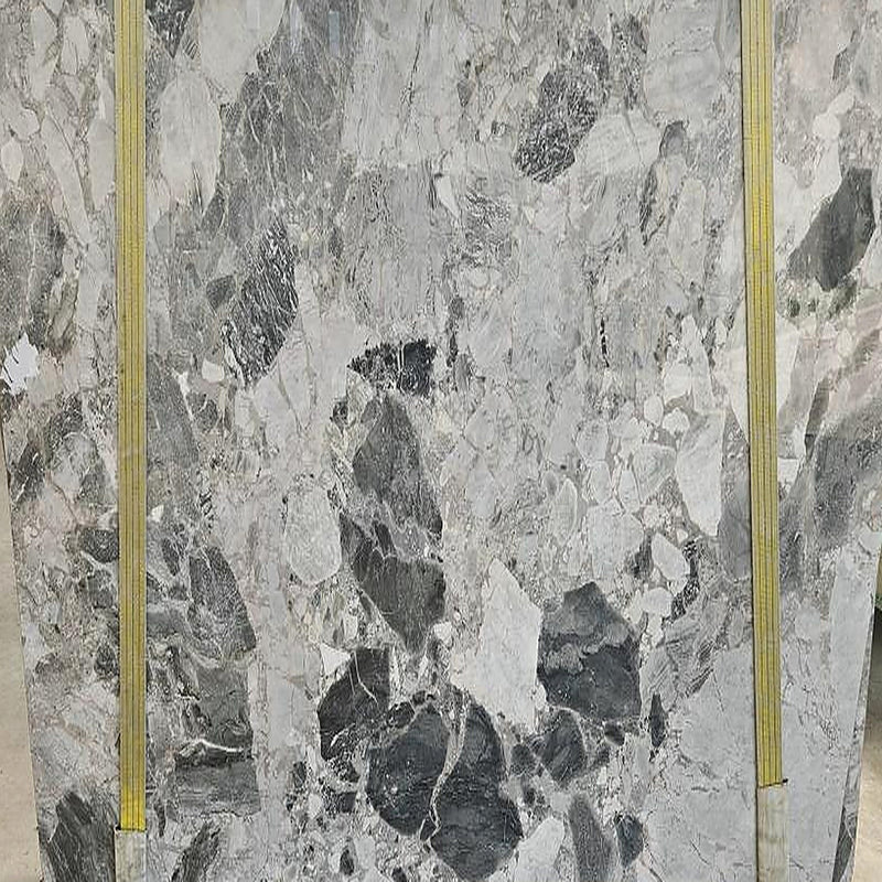 Grigio Super Ice marmorplade — lysegrå og hvid baggrund med fragmenteret patchwork-mønster i sort og antracit poleret finish