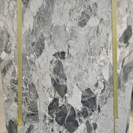 Grigio Super Ice marmorplade — lysegrå og hvid baggrund med fragmenteret patchwork-mønster i sort og antracit poleret finish