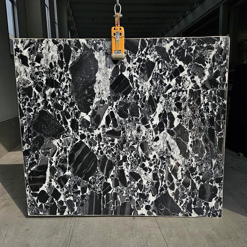 New Grand Antique marmorplade — hvid baggrund med dramatiske store sorte fragmenter i mosaikagtigt mønster poleret finish