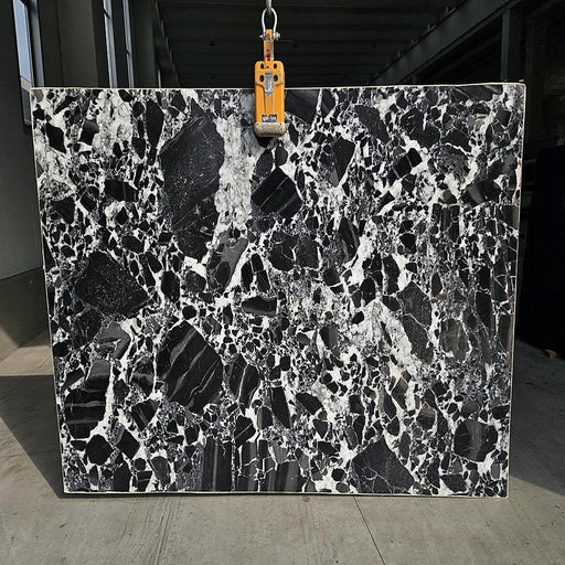 New Grand Antique marmorplade — hvid baggrund med dramatiske store sorte fragmenter i mosaikagtigt mønster poleret finish