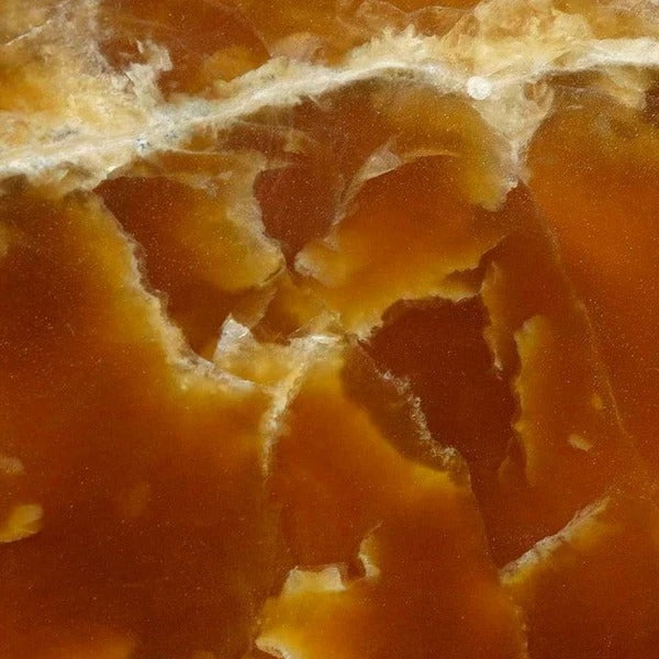 Onyx Ambra natursten flise — dyb gylden til kobberbrun rav-onyx med cremehvide bindende årer