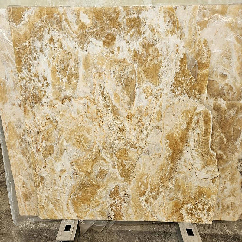 Onyx Miele marmorplade — varm gylden honningfarvet baggrund med krystallinske hvide og creme årer poleret finish