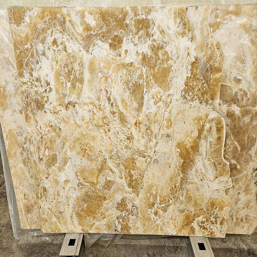 Onyx Miele marmorplade — varm gylden honningfarvet baggrund med krystallinske hvide og creme årer poleret finish