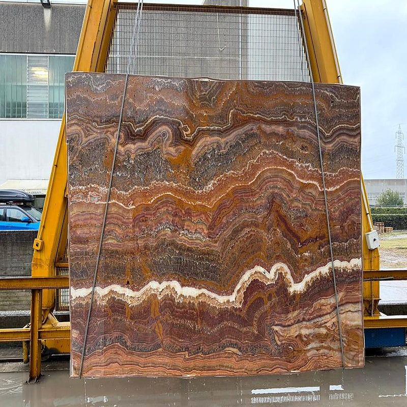 Onyx Multicolor Rosso marmorplade — rig rødbrun og rust baggrund med bølgende stribede lag i creme og brun poleret finish