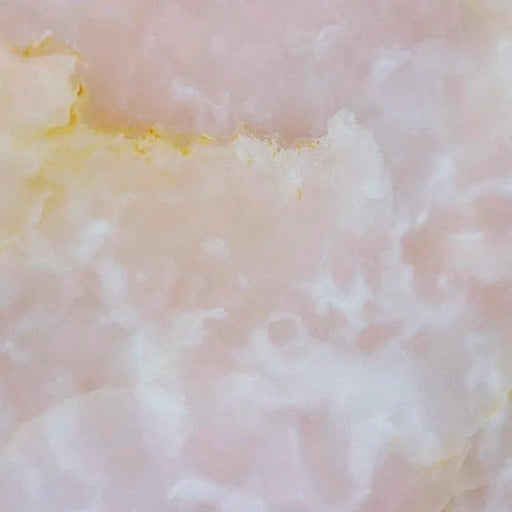 Onyx Rosa natursten flise — blød lyserosa og cremehvid baggrund med delikate gyldne diagonale årer