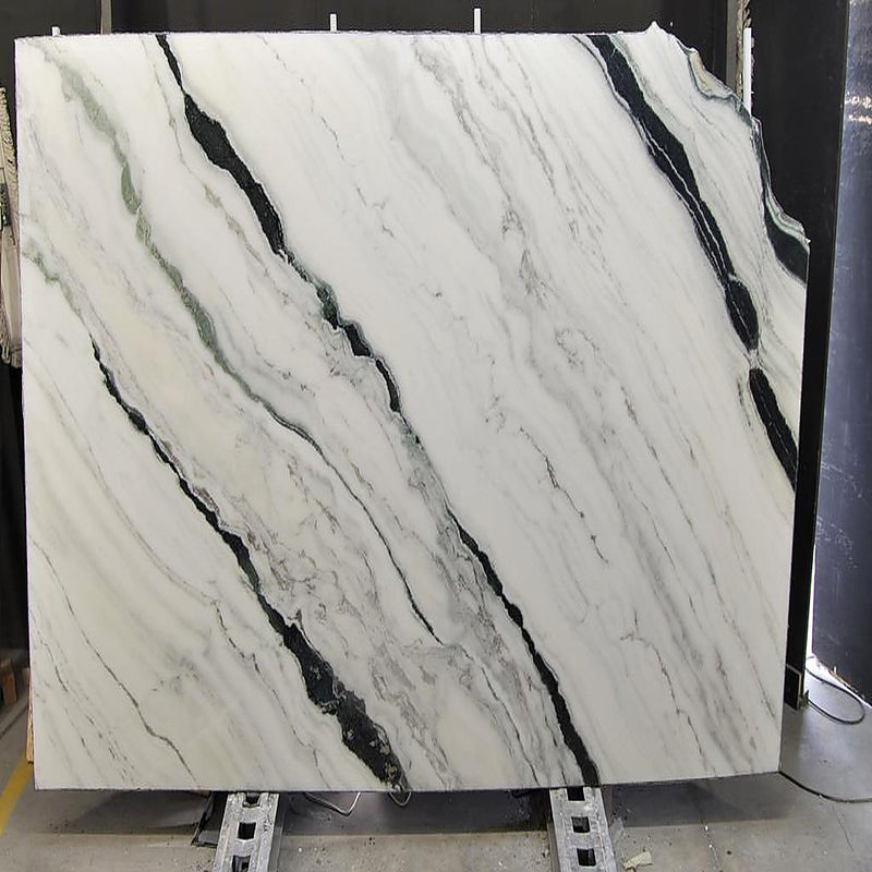 Panda White Extra marmorplade — hvid baggrund med dramatiske store sorte fragmenter i organisk mønster poleret finish