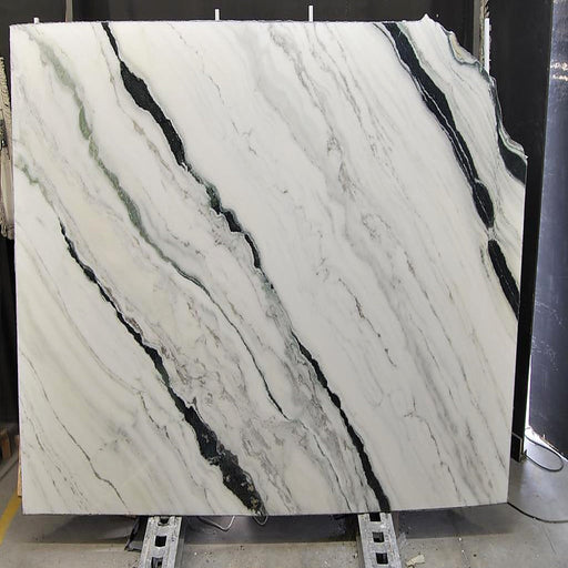 Panda White Extra marmorplade — hvid baggrund med dramatiske store sorte fragmenter i organisk mønster poleret finish