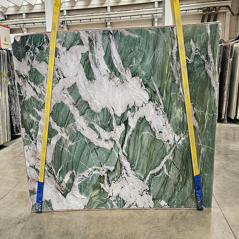 Patagonia Green marmorplade — dyb grøn baggrund med brede hvide og rosa årer poleret finish