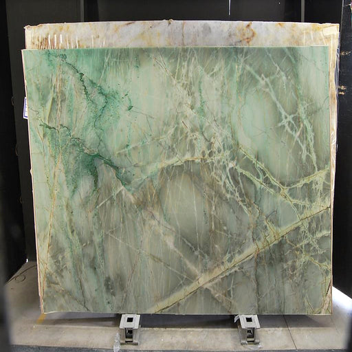 Quartzite Emerald Da Vinci quartziteplade — blød lys grøn og mint baggrund med fine gyldne og hvide årer poleret finish