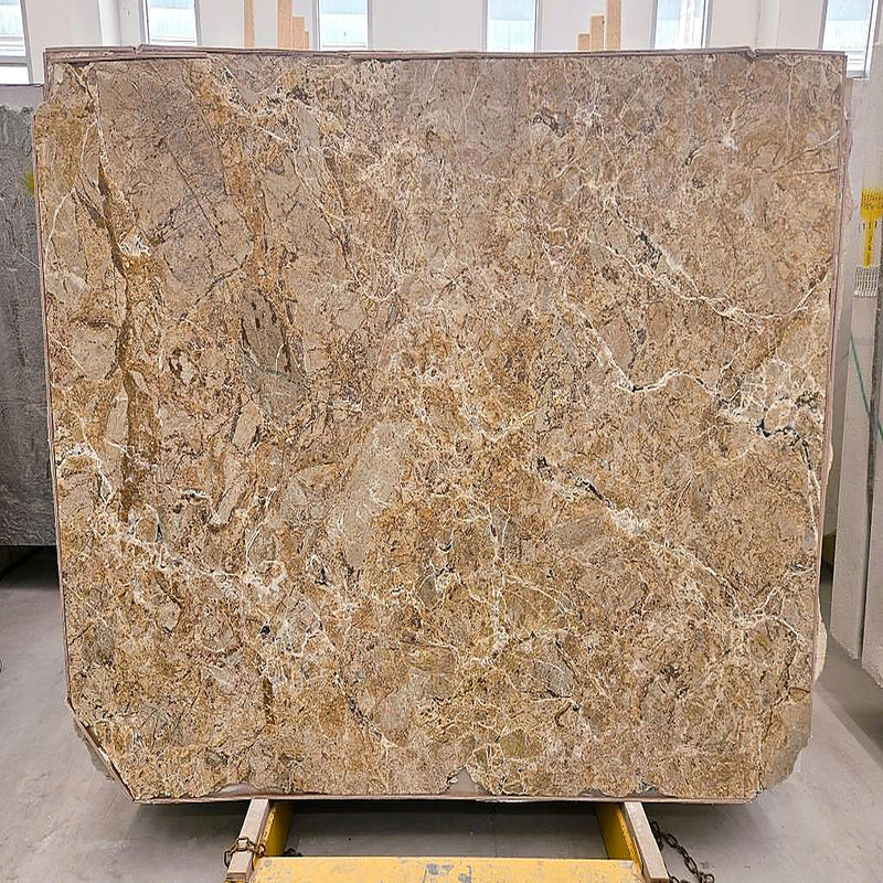 Quartzite Honey quartziteplade — varm honningfarvet baggrund med krystallinsk netværk af hvide og gyldne årer poleret finish