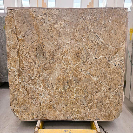 Quartzite Honey quartziteplade — varm honningfarvet baggrund med krystallinsk netværk af hvide og gyldne årer poleret finish