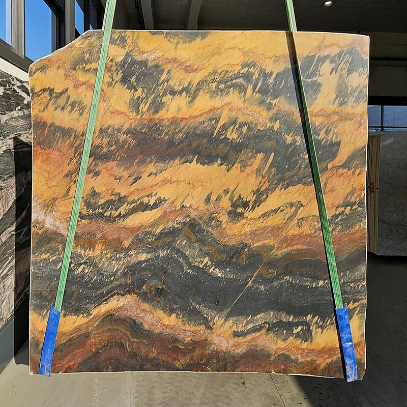 Quartzite Miami quartziteplade — gylden og orange baggrund med bølgende sorte og grå lag poleret finish