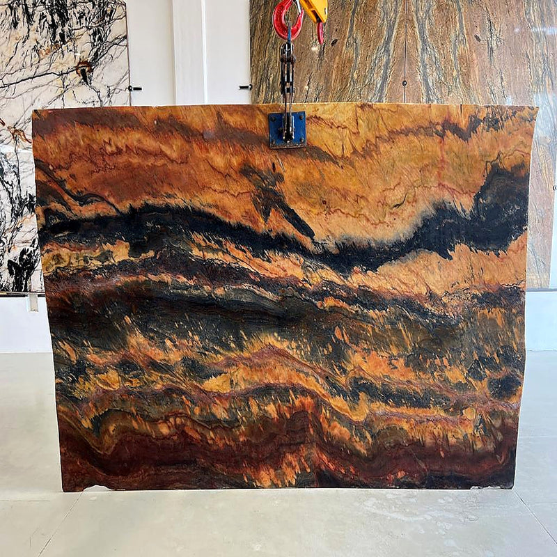 Quartzite Miami South quartziteplade — dramatisk baggrund i ild-orange og rust med bølgende sorte lag poleret finish