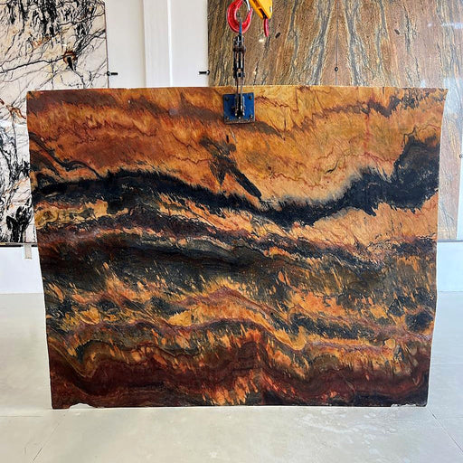 Quartzite Miami South quartziteplade — dramatisk baggrund i ild-orange og rust med bølgende sorte lag poleret finish