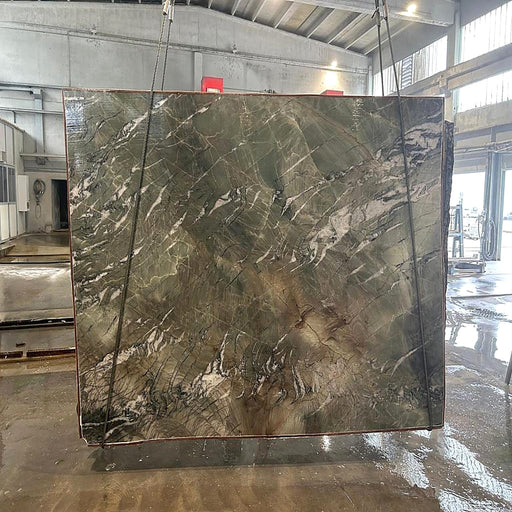 Quartzite Tiffany quartziteplade — blød lys grøn og turkis baggrund med krystallinske hvide og gyldne årer poleret finish