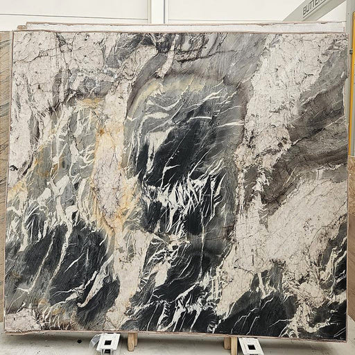 Quartzite Vitara quartziteplade — dramatisk grå og sort baggrund med brede bølgende hvide og gyldne årer poleret finish
