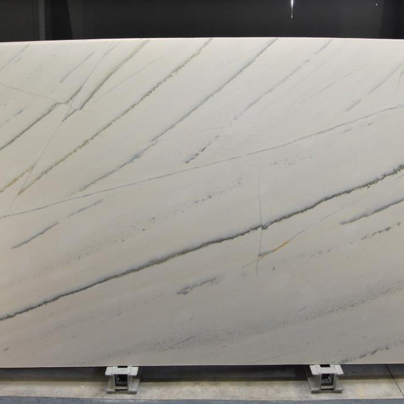 Casablanca quartziteplade — lys hvid til perlebeige baggrund med bløde diagonale grå og sølv strejf poleret finish