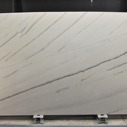 Casablanca quartziteplade — lys hvid til perlebeige baggrund med bløde diagonale grå og sølv strejf poleret finish
