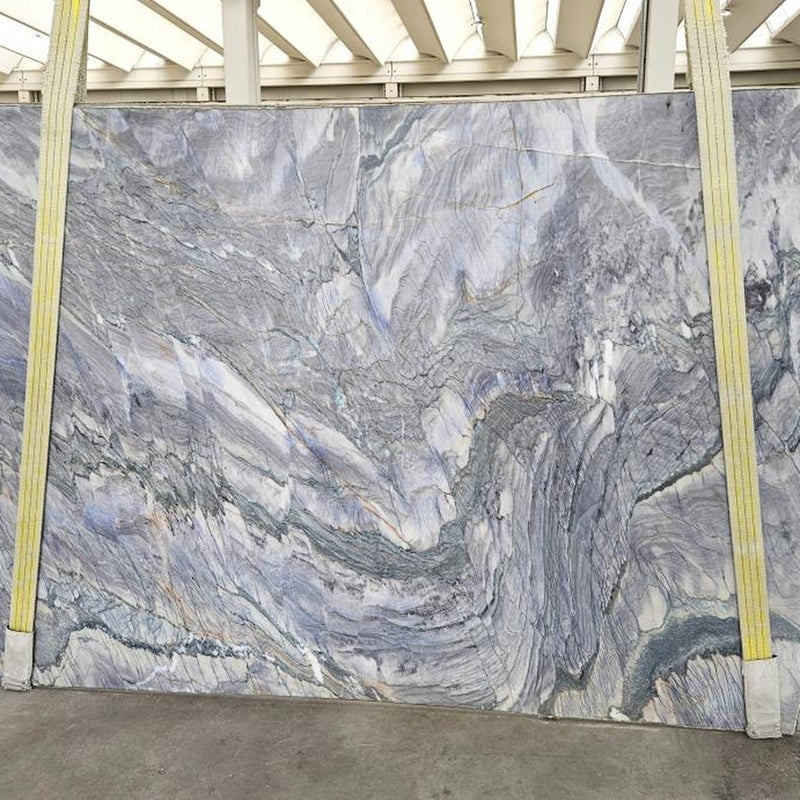 Deep Blue Sea quartziteplade — dyb blå og violet baggrund med hvide hvirvlende årer som havstrømme poleret finish
