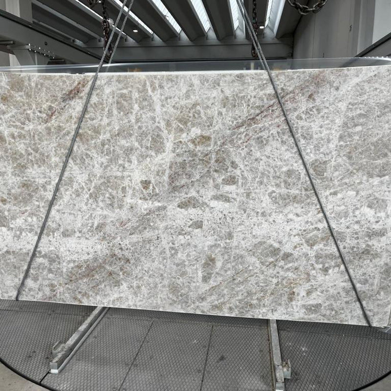 Ice Flake quartziteplade — lys hvid perlefarvet baggrund med krystallinsk struktur som frosne snefnug poleret finish