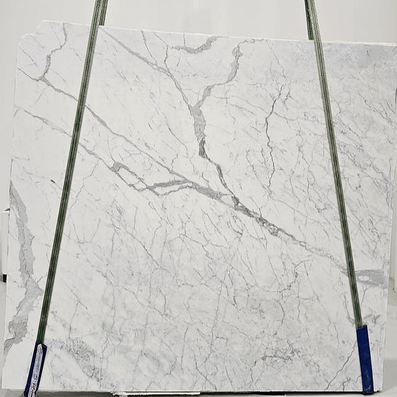 Statuario Extra marmorplade — ren hvid baggrund med klassiske grå årer i elegant raffineret mønster poleret finish