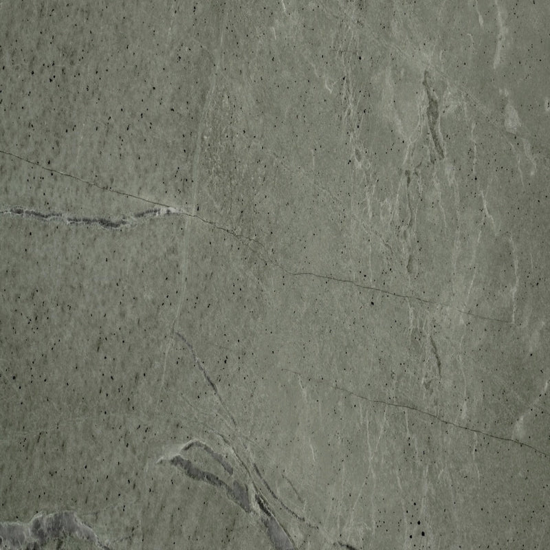 Theos Green marmorflise — rolig salviegrøn overflade med subtile antracit prikker og strukturer